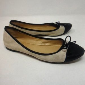 Banana republic women’s 7.5 cream black cap toe suede ballet flats bow leather